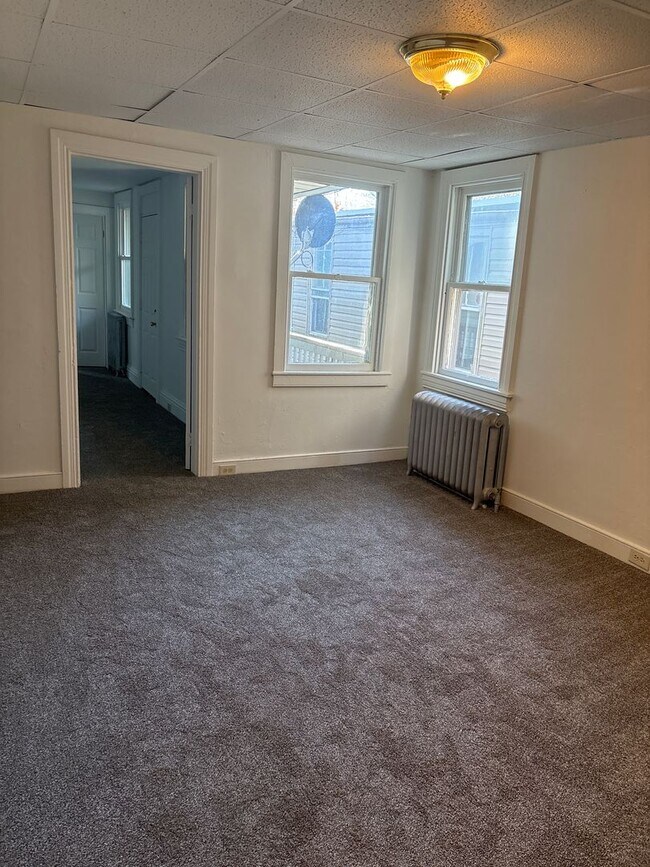 Building Photo - Spacious 4 Bedroom, 1.5 Bath House With Yard-York City SD