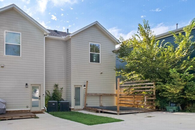 Building Photo - Duncan St Duplex