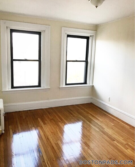 Building Photo - 448 Park Dr