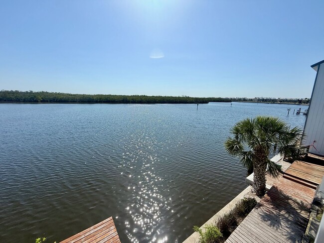 Building Photo - 2 bed 2 bath Turnkey Yearly Rental – Water...