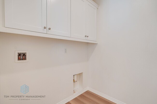 Building Photo - Beautifully Upgraded 2019-Built 4 Beds 3.5 Baths 2109 Sqft Home in Eastvale!