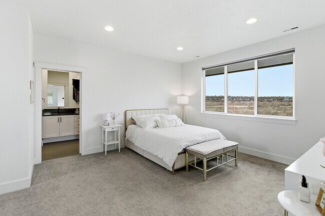 Building Photo - 6777 E Warm Springs Ave