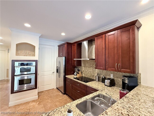 Building Photo - 2351 Lakeview Dr