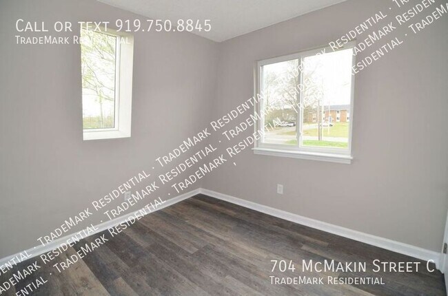 Building Photo - 704 McMakin St