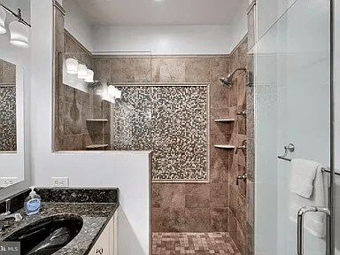 Building Photo - 2737 Eastern Ave