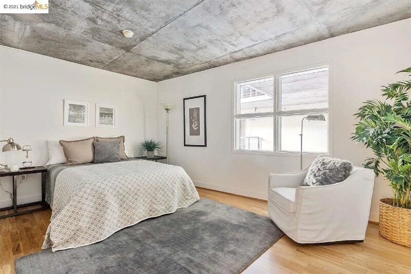 Building Photo - 311 Oak St