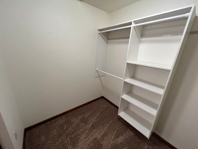 Building Photo - 409 S Broadway Ave