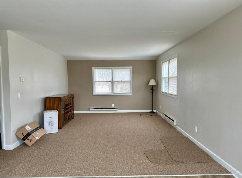 Building Photo - 226 Maple St