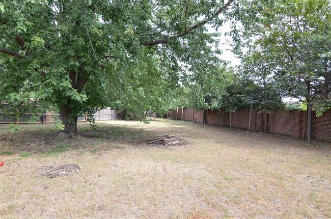 Building Photo - 3806 Pine Ct