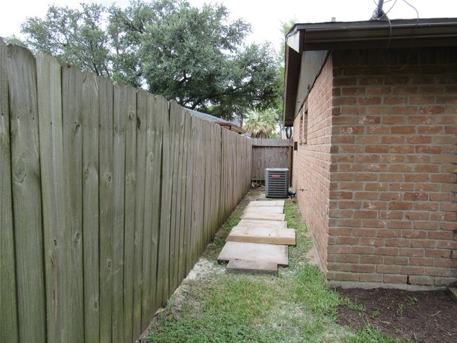 Building Photo - 8506 Sorrel Dr
