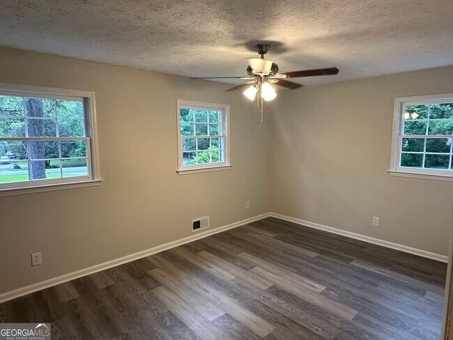 Building Photo - 6322 W Fayetteville Rd