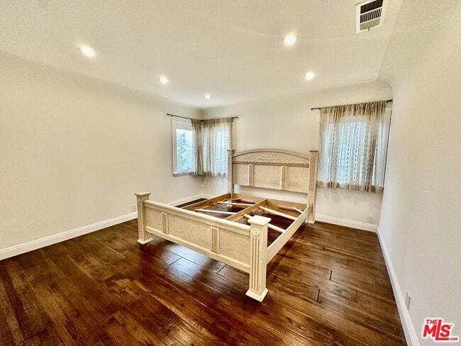 Building Photo - 128 S Swall Dr