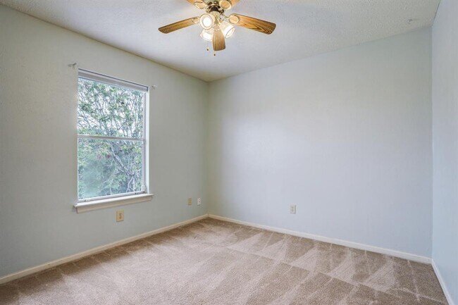 Building Photo - 15219 Silverman St