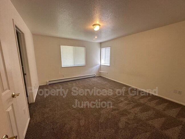 Building Photo - 448 Countryside Ln