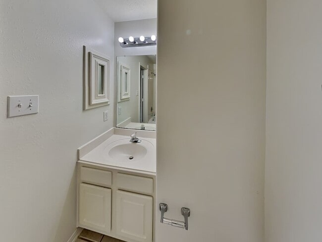 Building Photo - 1120 Sunset Lakes Dr