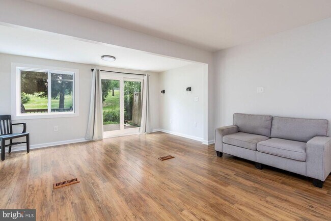 Building Photo - 7 Belaire Way