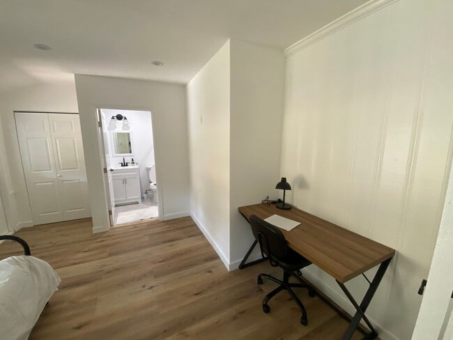 Building Photo - UNFURNISHED- 3B2B House in Toluca Lake/NoHo