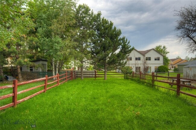 Building Photo - 3 bedroom 2 bath townhome in Bozeman!