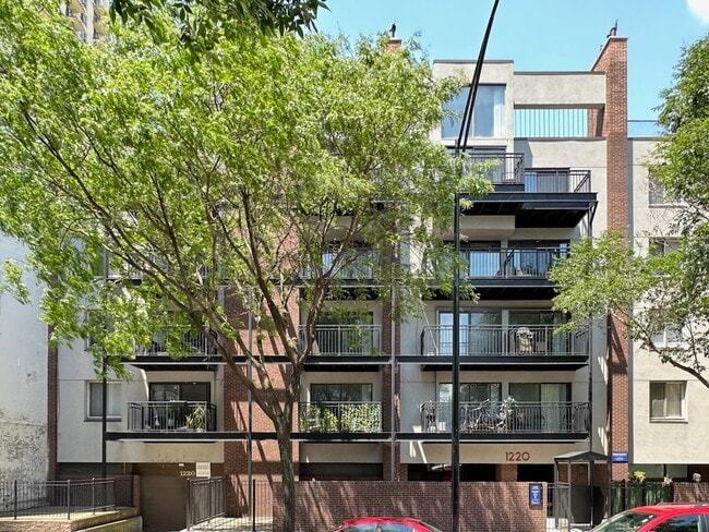 Building Photo - 1225 N LaSalle St