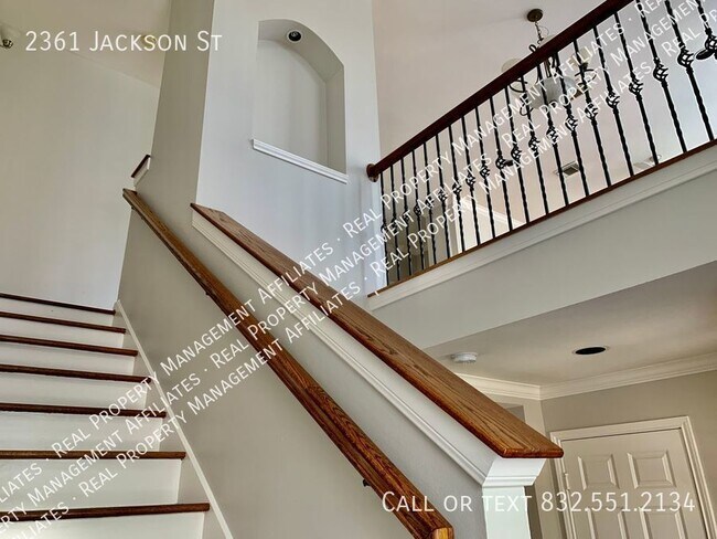 Building Photo - Middle Stunner