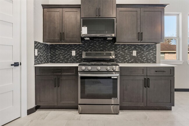 Building Photo - 208 Silverleaf Rd