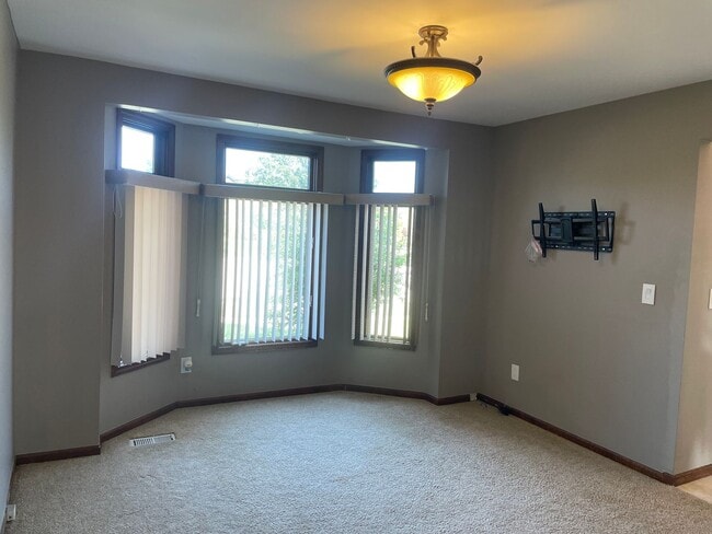 Building Photo - Clinton Twp Home-4-Bedroom, 2.5 Baths, Lau...