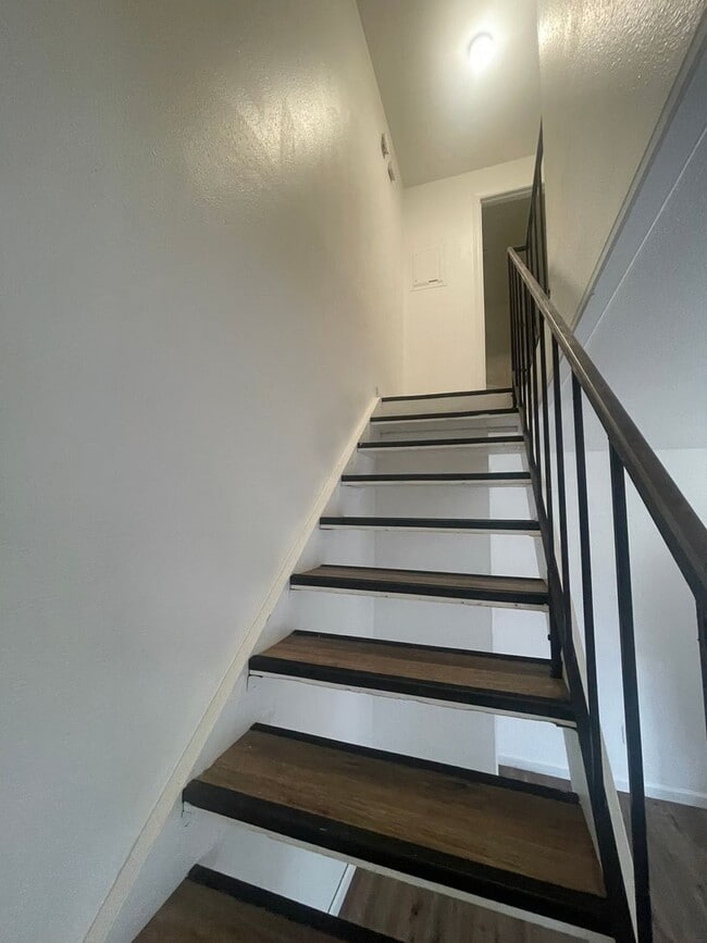 Building Photo - 2 Bedroom Town House!