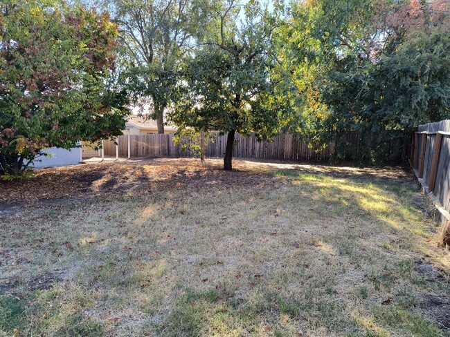 Building Photo - Country Ranch-Style In Fair Oaks