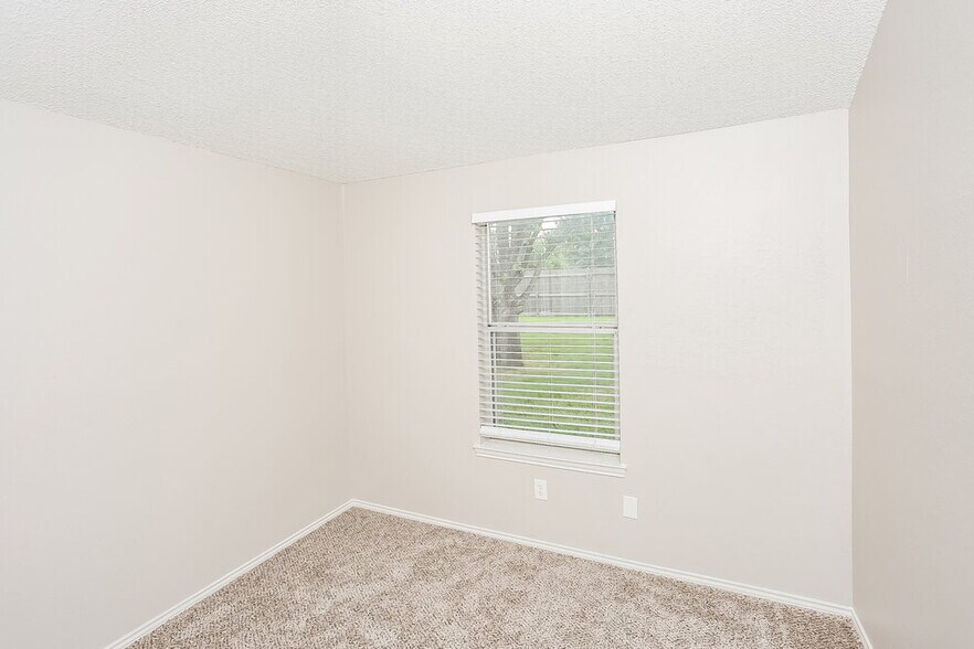 Building Photo - 4910 Green Hollow Dr