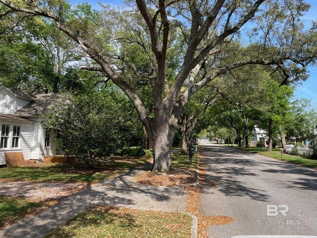 Building Photo - 216 W Rose Ave