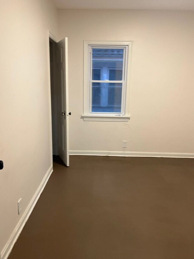 Building Photo - Charming 2-Bedroom Upper Unit – Spacious Living