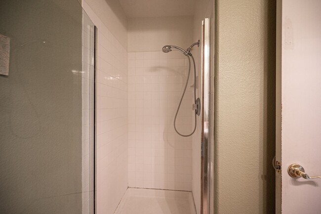 Building Photo - Silverado Ranch - Cul-de-sac.  Downstairs Bedroom and Bathroom