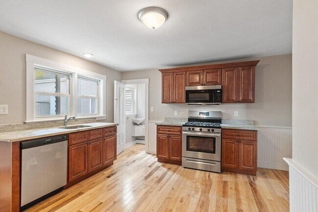 Building Photo - 20 School St