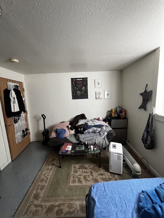 Building Photo - Nice 4 Bed 1 Bath close to UWEC and Water ...