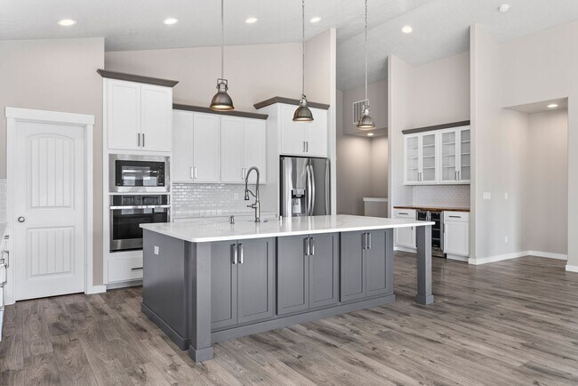 Building Photo - Luxury Four Bedroom with Breathtaking Views