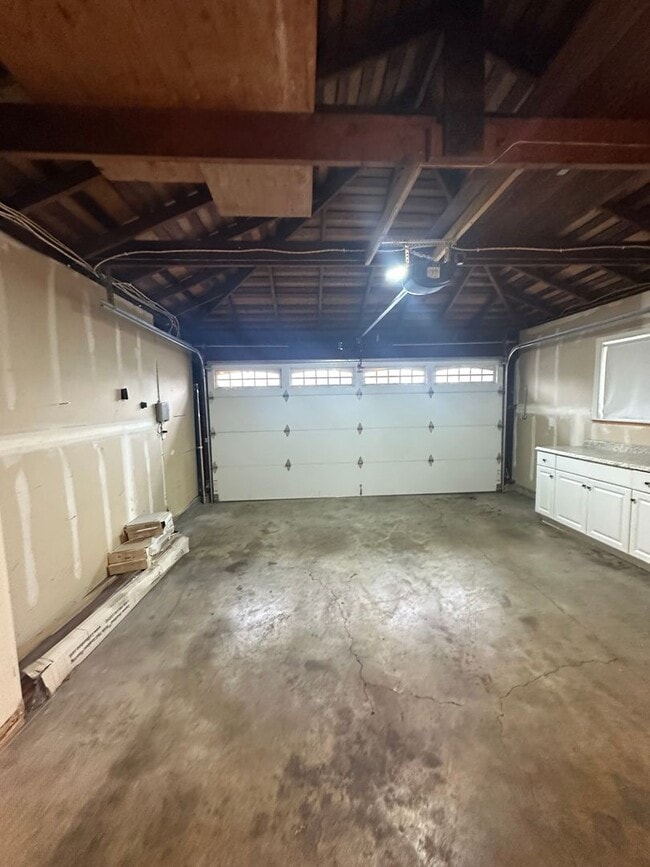 Building Photo - Gorgeous, 3 bedroom, 2.5 bath home, ready for move in