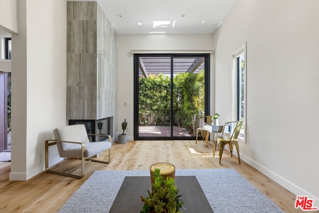 Building Photo - 1549 Palisades Dr