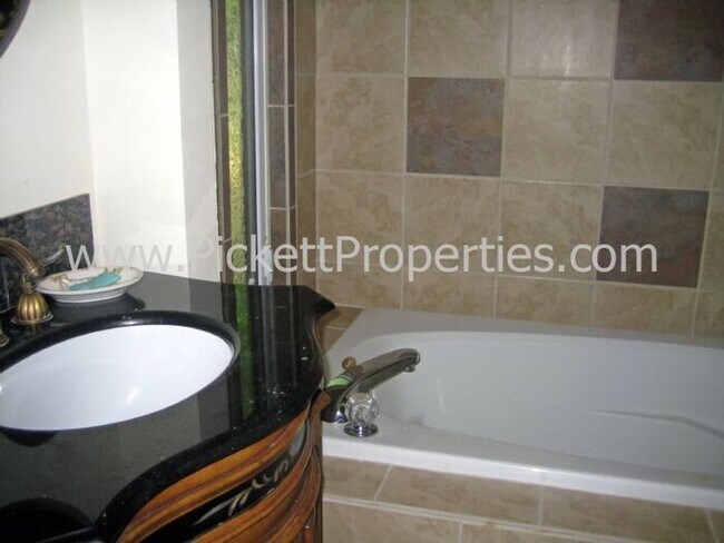 Building Photo - Lake Symington 3 bedroom