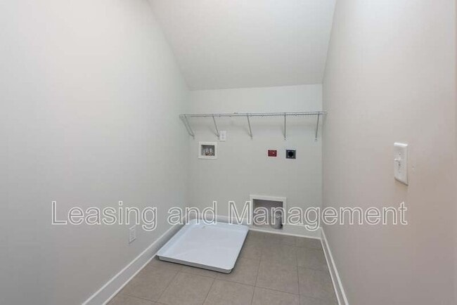 Building Photo - 831 Jordan St