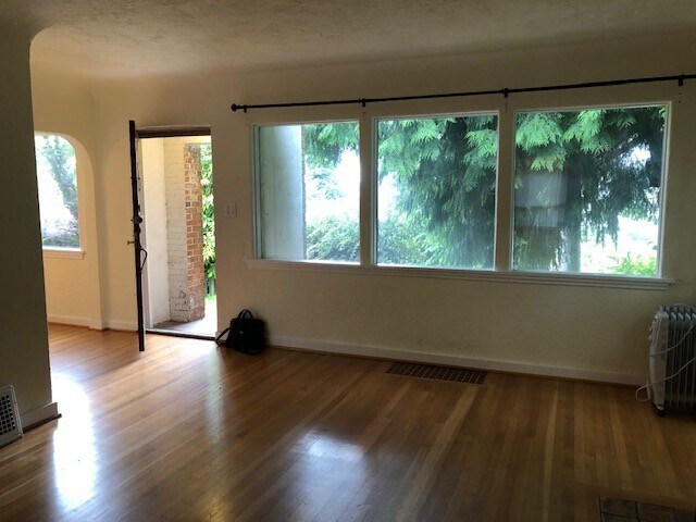 Building Photo - Queen Anne 2 Bed Charmer Near SPU