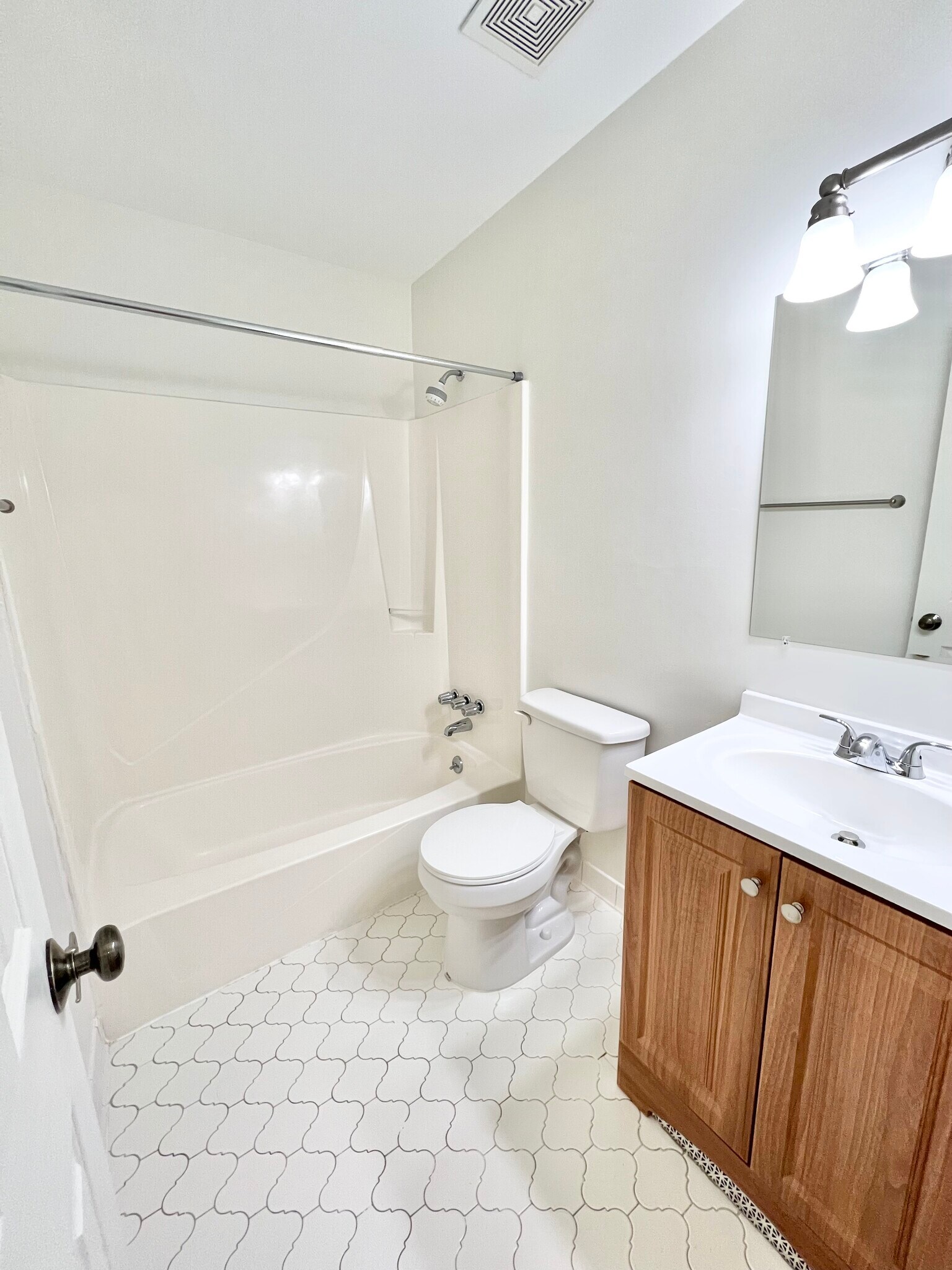 Full Bathroom - 274 Fleming Rd