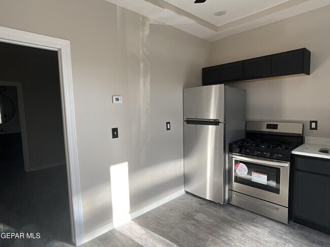 Building Photo - 300 Ruby Dr