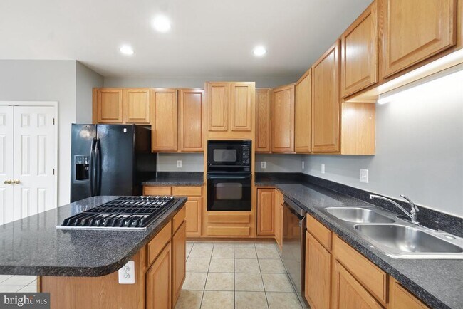 Building Photo - 899 Stonefield Square NE