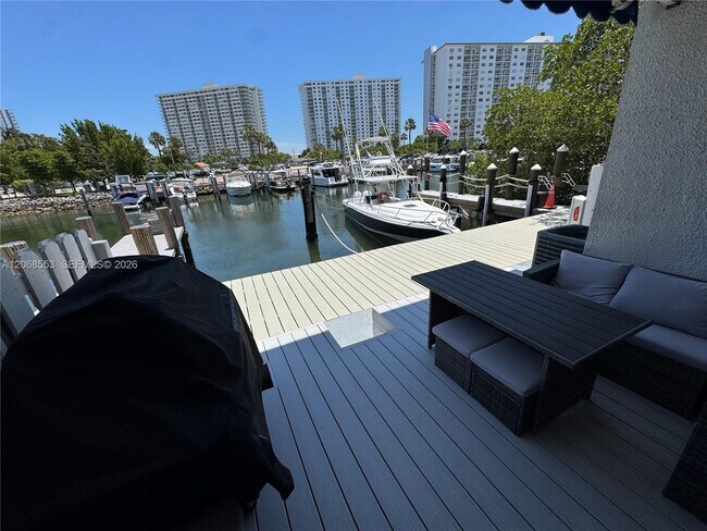Building Photo - 336 Poinciana Island Dr