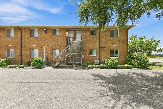 Building Photo - Charming 2-Bed Condo Retreat with Granite Touches in Sunny Venice!