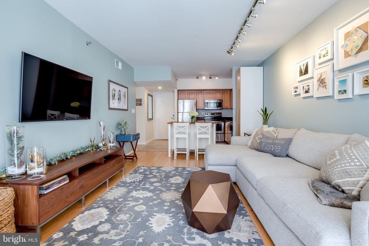 Building Photo - 1001 N Randolph St