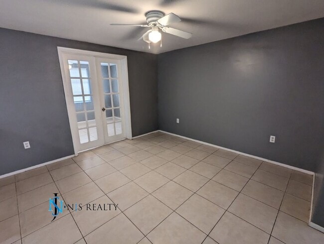 Building Photo - Large 1270 Sq. Ft. 3/2/1 tile floors, walk-in-closet, indoor laundry, fenced yard and spacious ki...