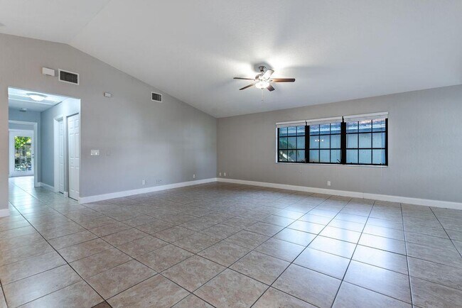 Building Photo - 1025 Staghorn St