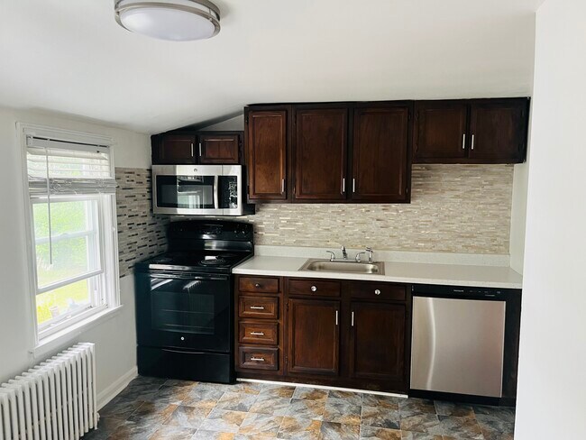 Primary Photo - 70 Eileen St