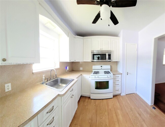 Building Photo - 828 NE 76th St